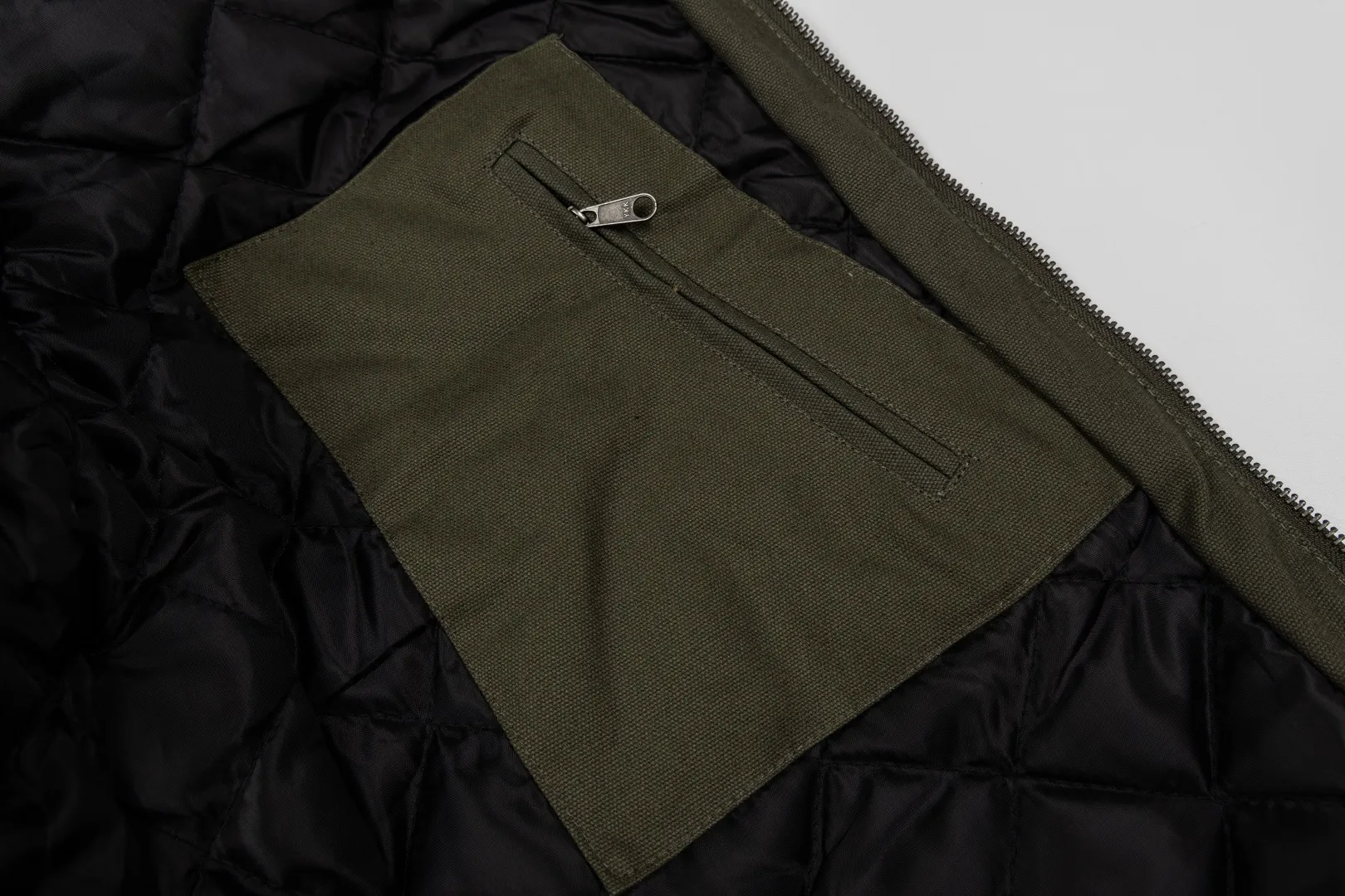 165 Carhartt Carhartt counter Same Style 106432 cotton jacket original 1:1 version Weight: 12 ounces Material: 99% cotton/1% spandex Canvas Details: corduroy trim collar quilted nylon lining, easy to put on and take off, insulated and warm, using Rugged Flex® elastic technology allows for easy movement. Loose fit. Front handwarmer pockets. Double pleats on the back to provide extra stretch at the shoulders. Internal ribbed windproof cuffs to help protect against cold weather. Adjustable hem for added coverage. Two front lower pockets. Two interior pockets; one with hook and loop closure, the other with a secure zipper. Style number: 106432#. Color: Olive Green. Black. Yellow. Dark Brown. Size: S-XL